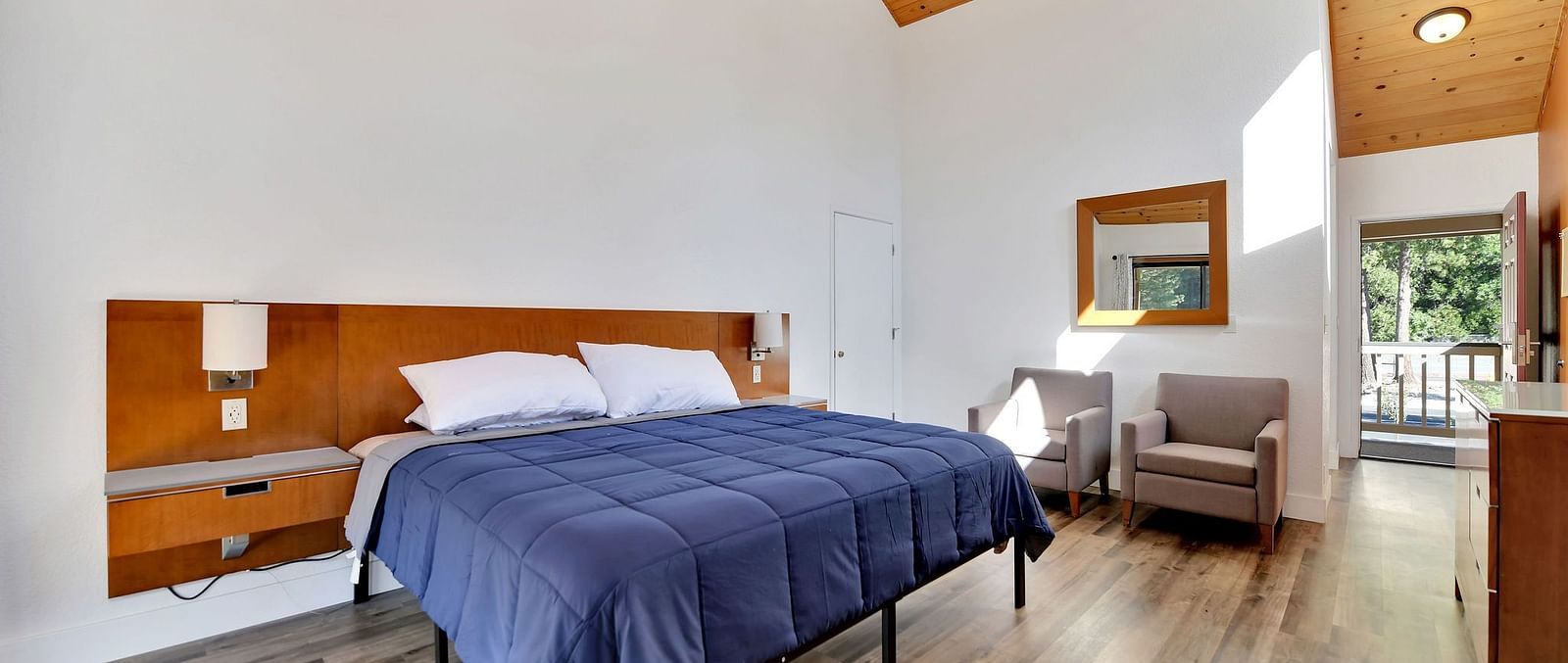 A view of a room at Amador Hotel with a double bed.