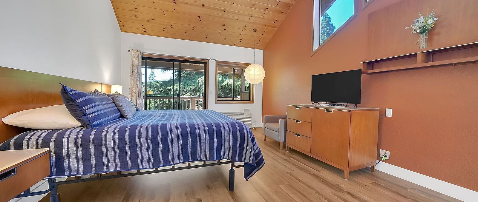 A view of a room at Amador Hotel with a double bed.
