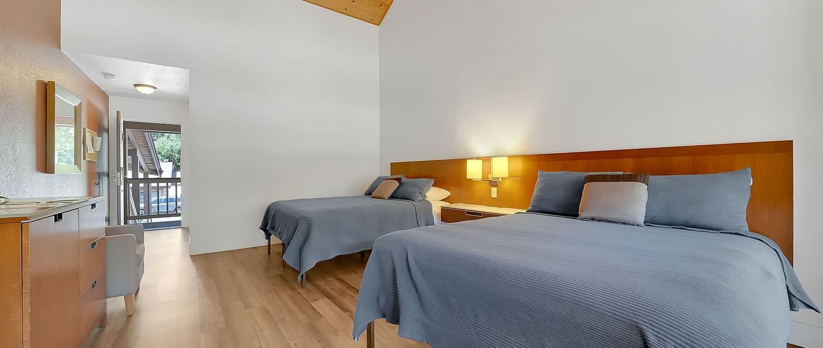 A view of a room at Amador Hotel with twin beds.