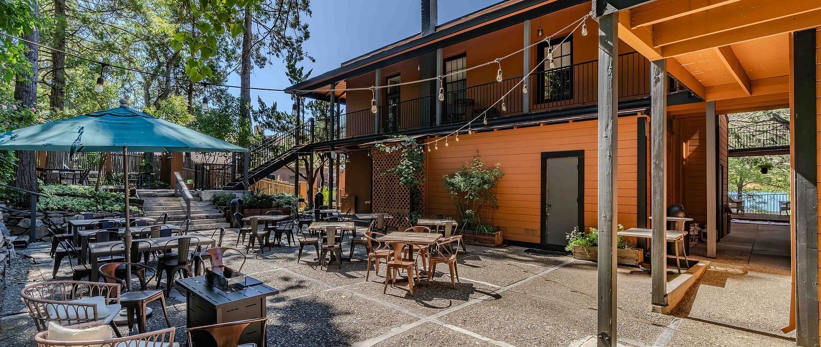 Outdoor dining arrangement in the backyard - The Groveland Hotel.