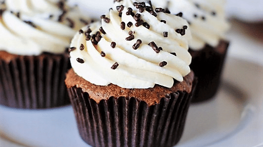 chocolate cupcakes kept on a plate