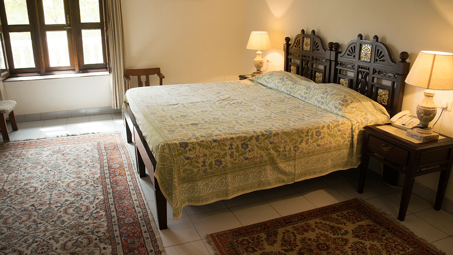 suite bedroom