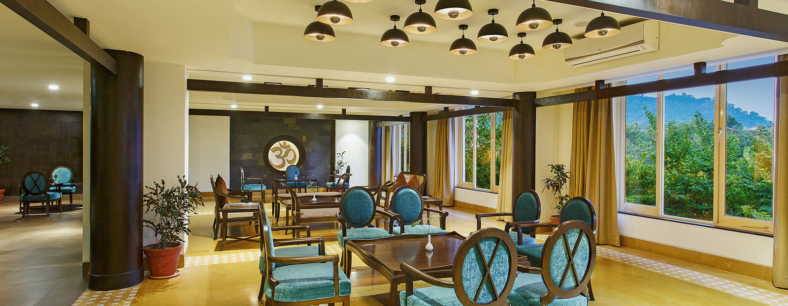 Lobby view with chairs in the centre of the room with a table in the middle - Aloha On The Ganges, Rishikesh