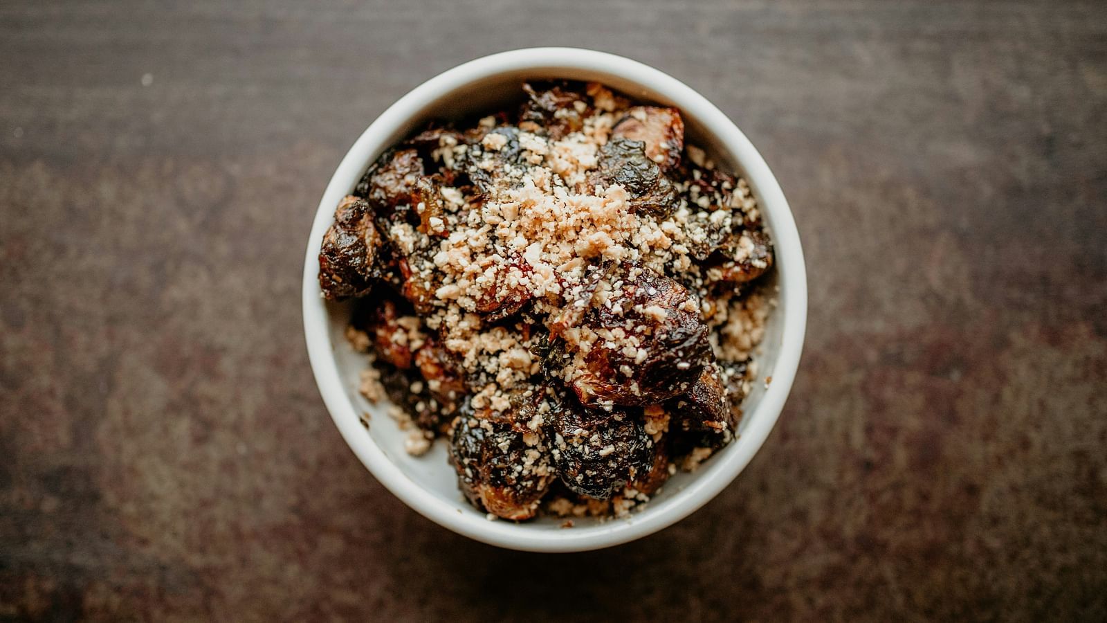 A view from above of a vegetable dish in a bowl kept on a table