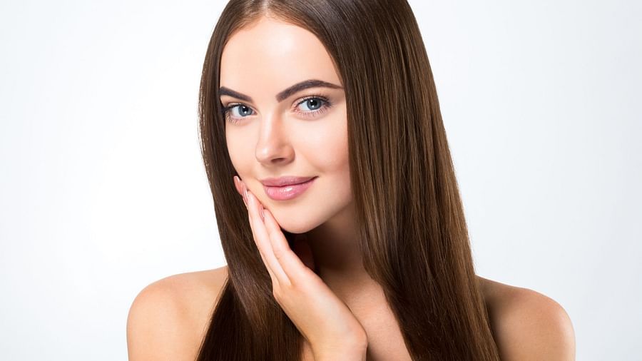 Image of a model with one of her hands on her cheek