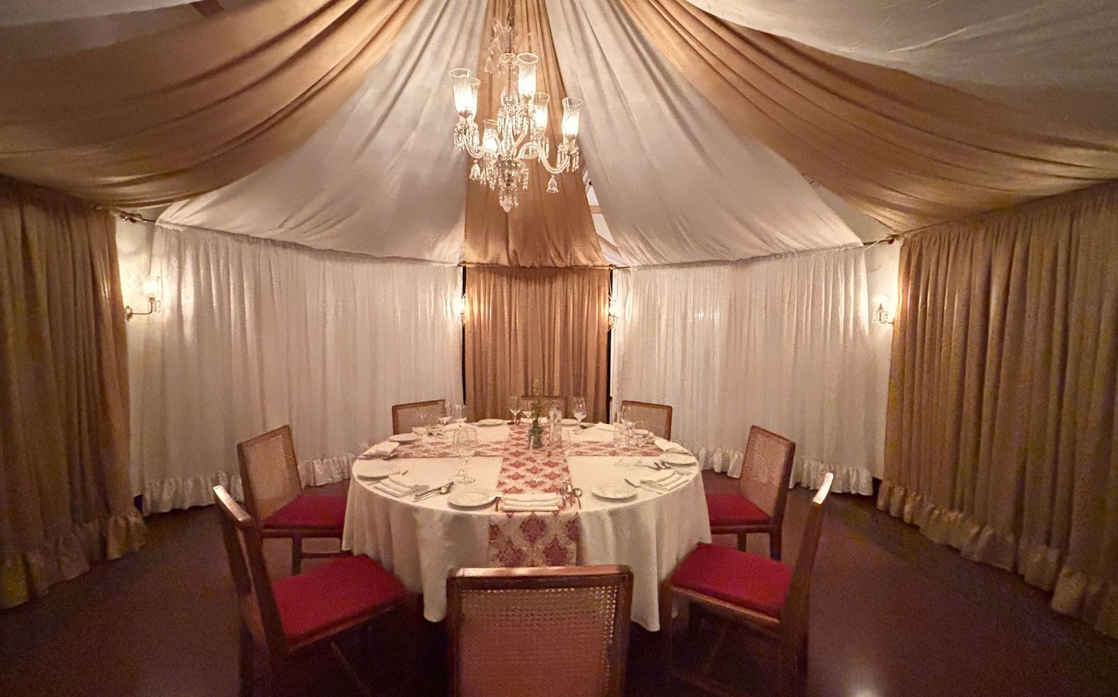 Jalsa hall at Saraca Hotel, Lucknow with a chandelier and a dining arrangement in the centre