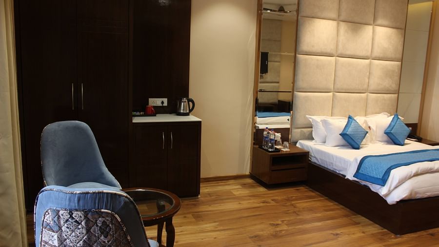 Mastiff Hotel in Dalhousie offers a seating area, allowing guests to enjoy the picturesque view from the window. - Mastiff Hotel, Dalhousie