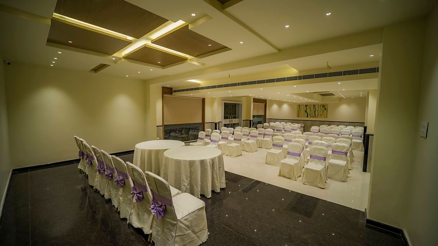 A picture of a spacious banquet hall in Ilkal