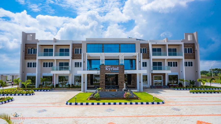 A long shot of the facade of the best hotel in Bagalkot