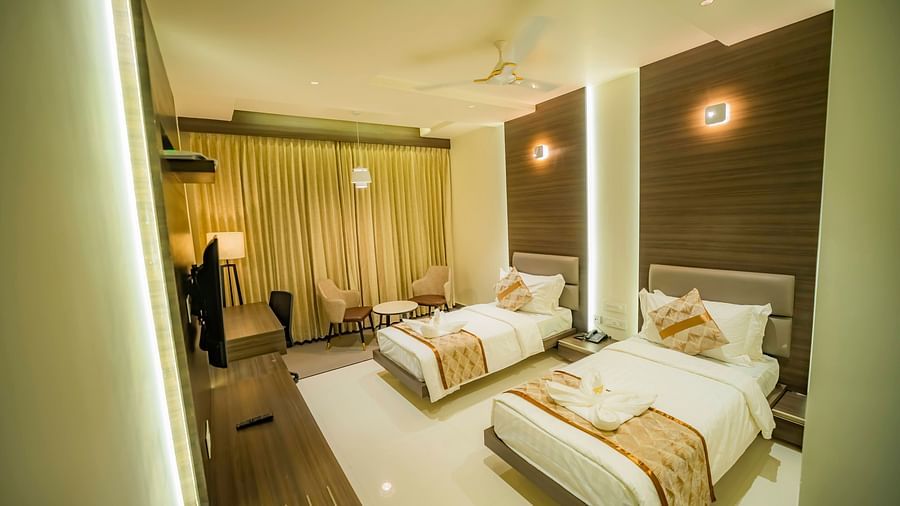 A full view of Deluxe Twin Room with twin beds and bedding