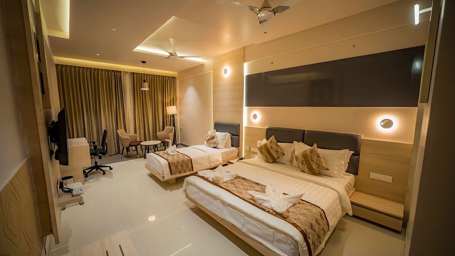 A view of Family Room With Breakfast featuring 1 double bed and 1 single bed