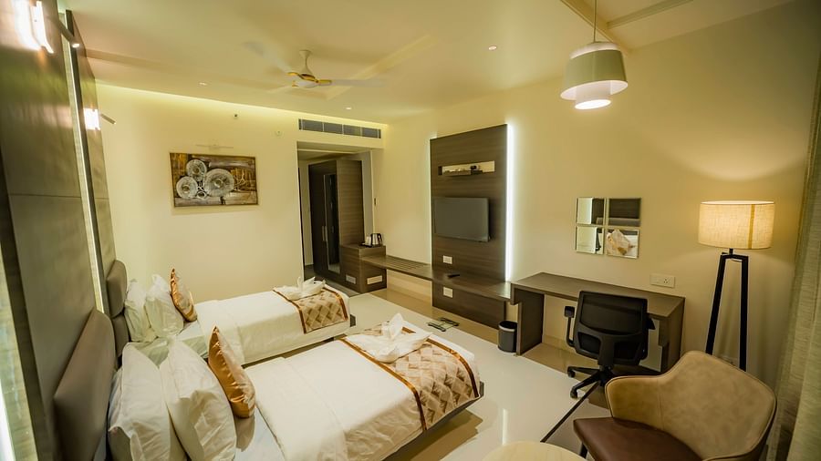 Deluxe Twin Room with twin beds, writing desk and a chair