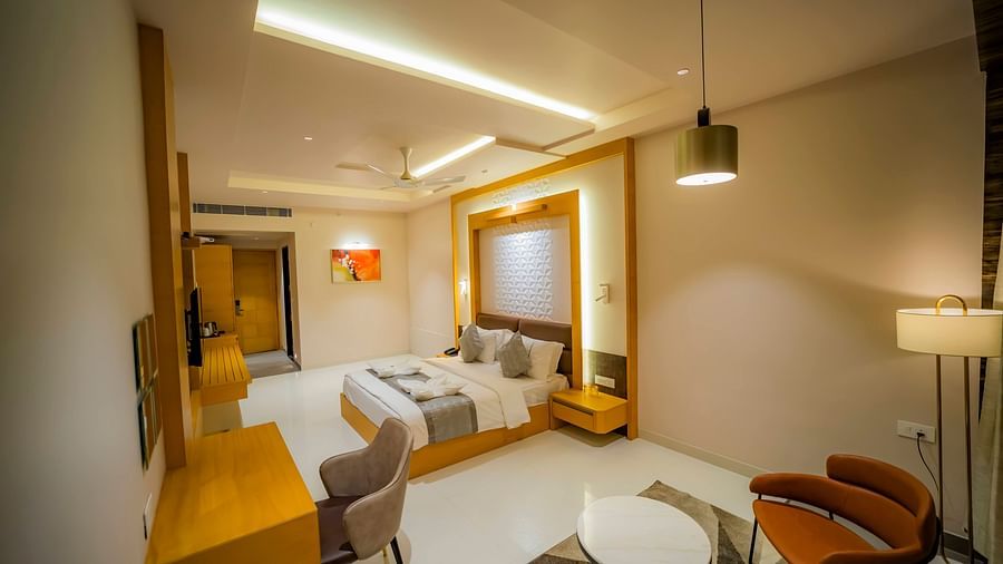 Studio With Breakfast featuring a double bed, a writing desk and  a coffee table.