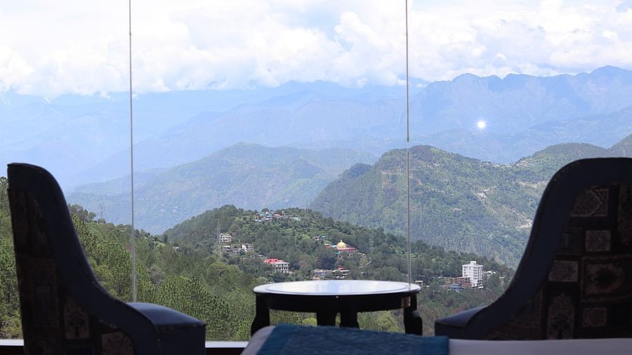 Seating area with coffee table along with scenic view from the window - Mastiff Hotel, Dalhousie