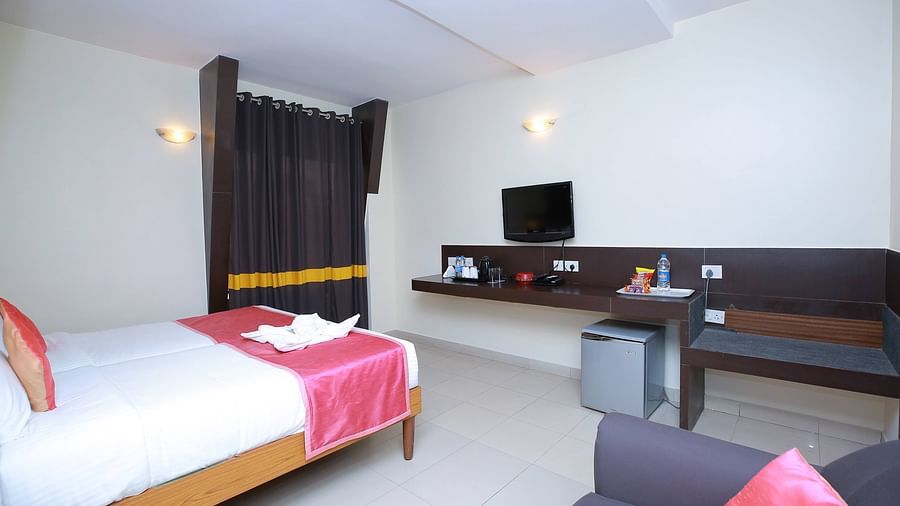 Superior room with a double bed and a television