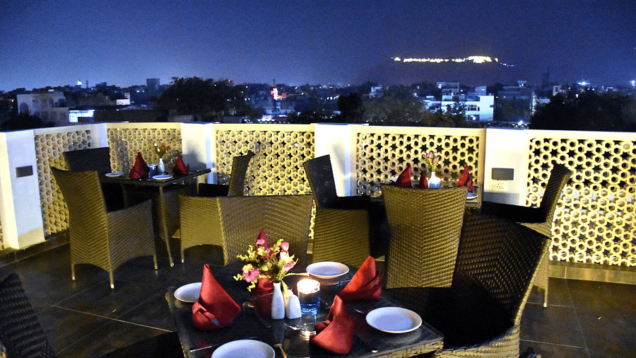 outdoor dining at the comfort inn sapphire, jaipur