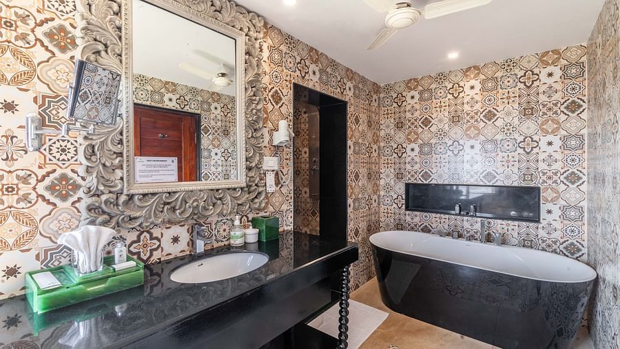 bathtub 1 - Mayfair Heritage, Puri