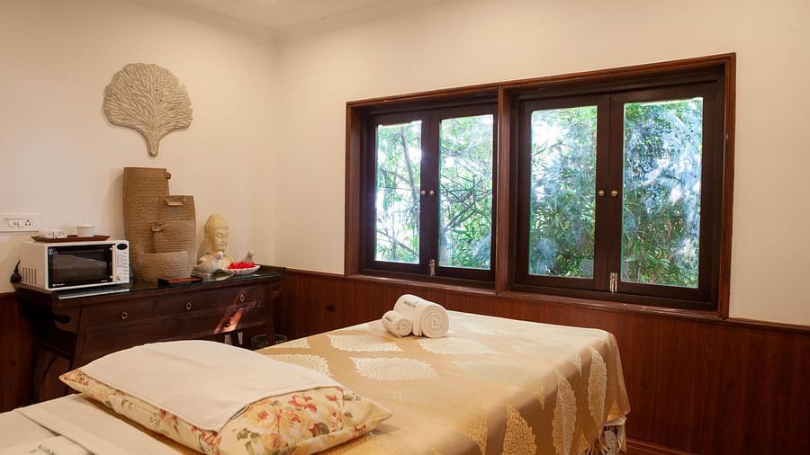 a therapy bed at the spa - Mayfair Lake Resort, Raipur 1