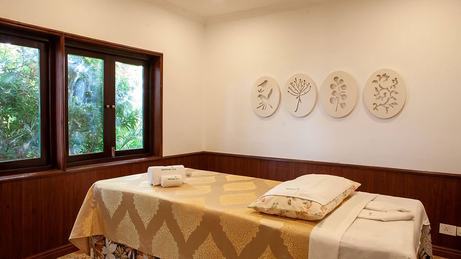 a therapy bed at the spa - Mayfair Lake Resort, Raipur