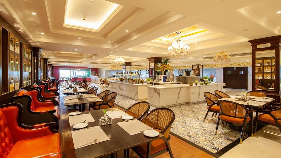 indoor dining space - Mayfair Lake Resort, Raipur 2