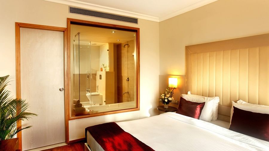 Superior room with queen size bed and work desk - Citrus Classic Bengaluru