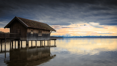 a boathouse floating on top of the lake