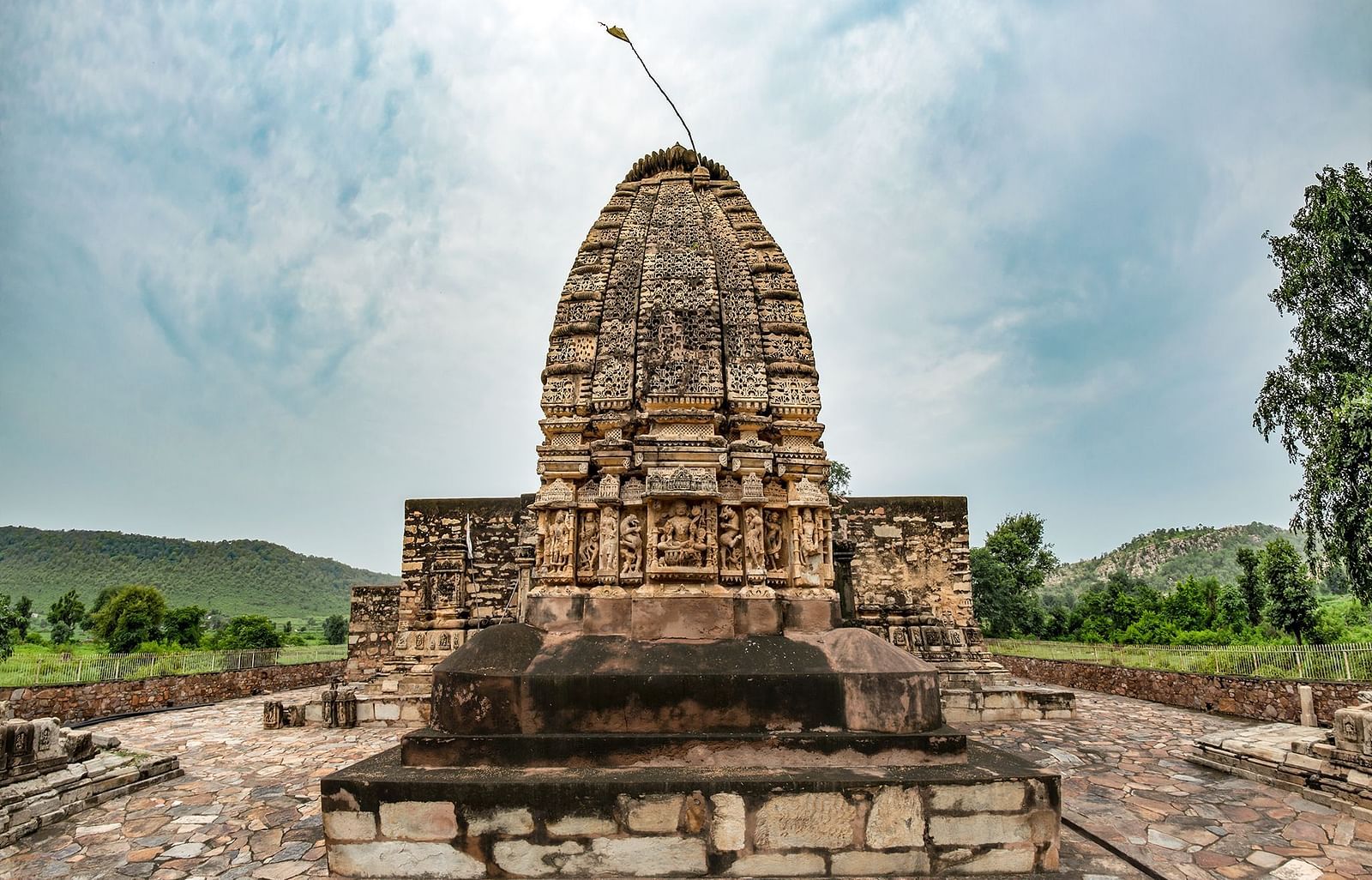 An image of Neelkanth temple with a mountain backdrop and a clear sky