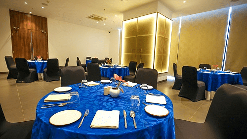 Image of a banquet hall with round table arrangement