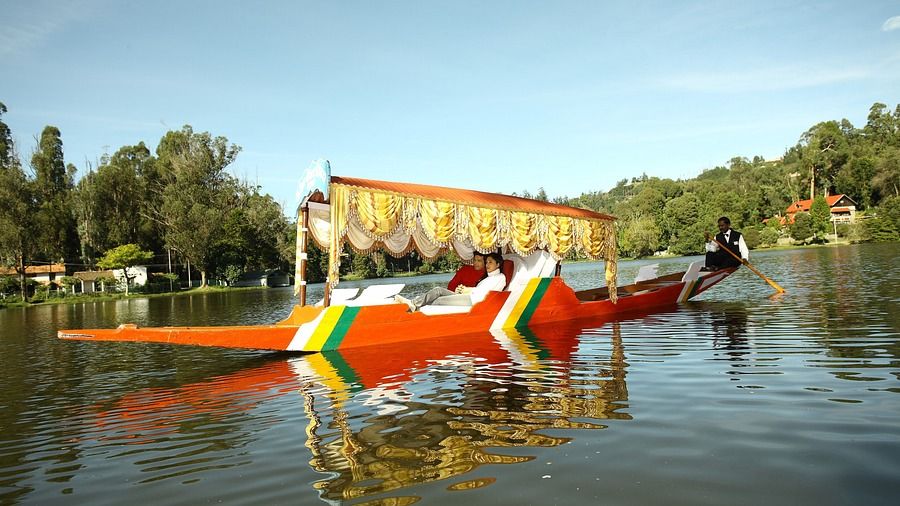 people on a boat on Kodai Lake 0938