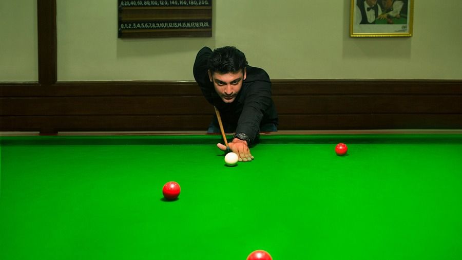 a person playing snooker 