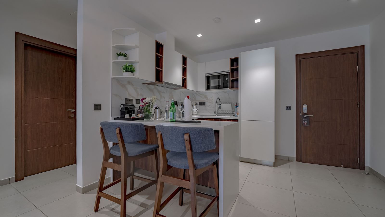 A modern and spacious Premier Suite with a fully equipped kitchen and a stylish breakfast bar. - The Pelican Hotel, Accra