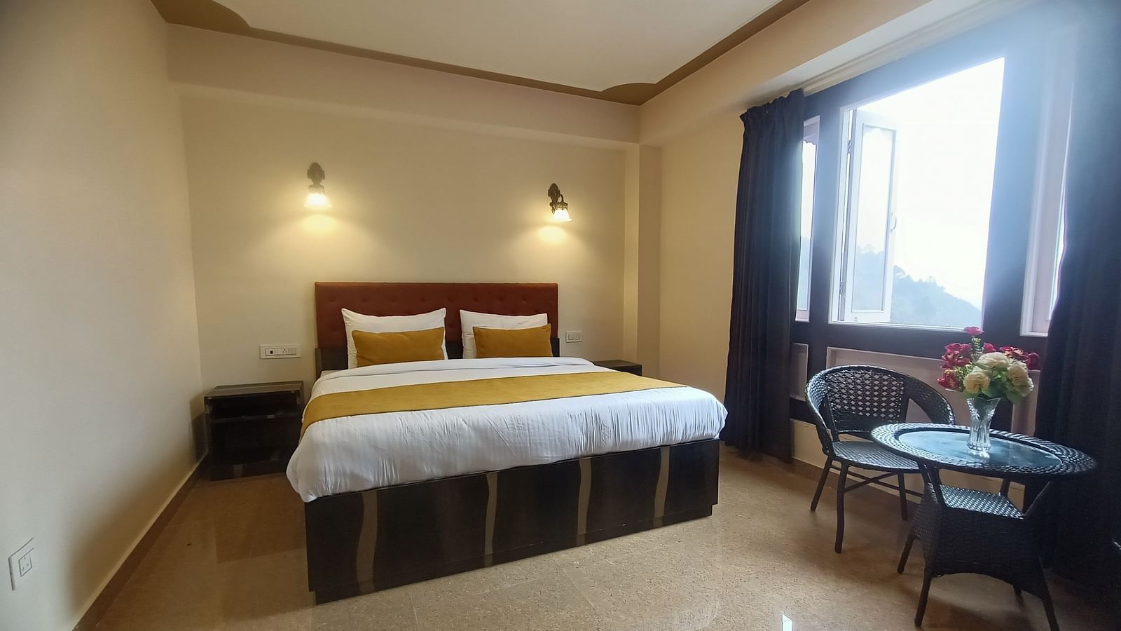 Deluxe room at Ecotel Sonam Lachung featuring a bed that overlooks a window