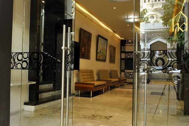 alt-text Entrance of Hotel Diplomat with glass door
