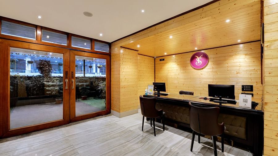 Lobby area with the reception desk and the entrance door - Sumitel Shangrila, Deorali