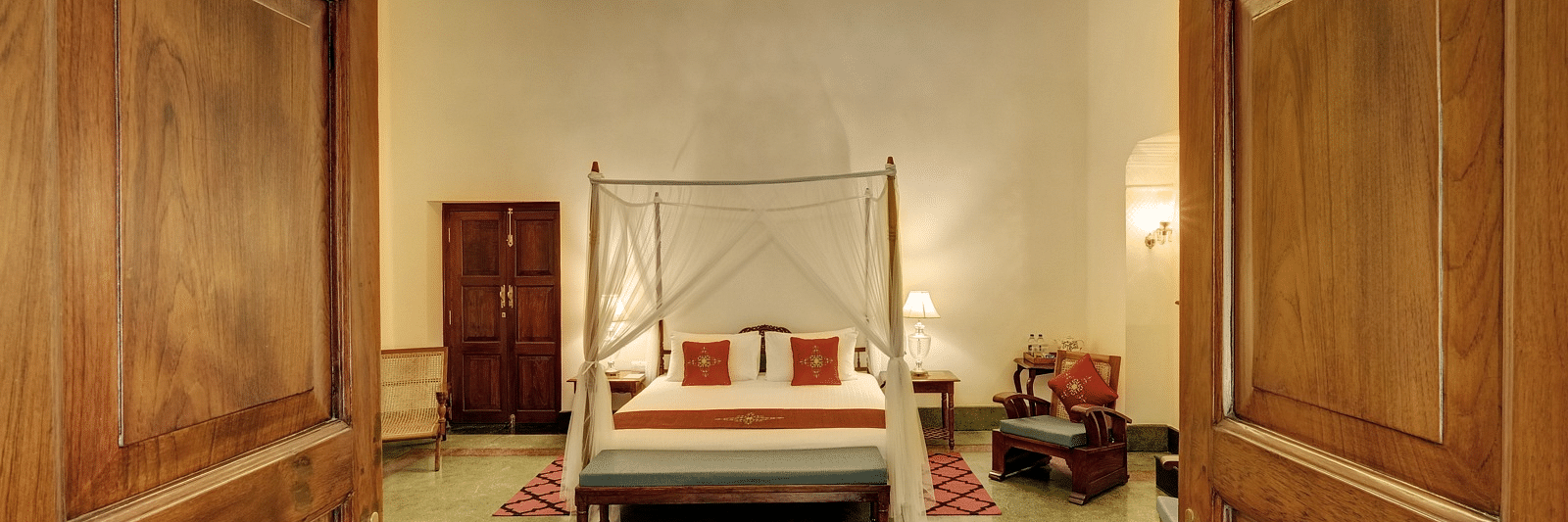 Saraca Suite with a chandelier and a double bed at Saraca Hotel, Lucknow