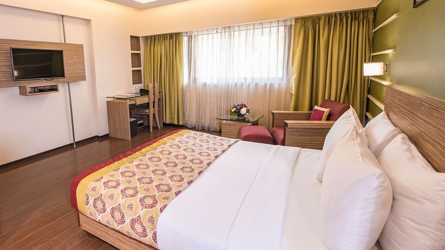 room with green interiors and wooden flooring - hotel bawa suites