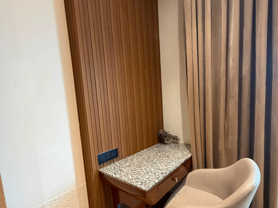 Executive Room, Work desk with ergonomic chair