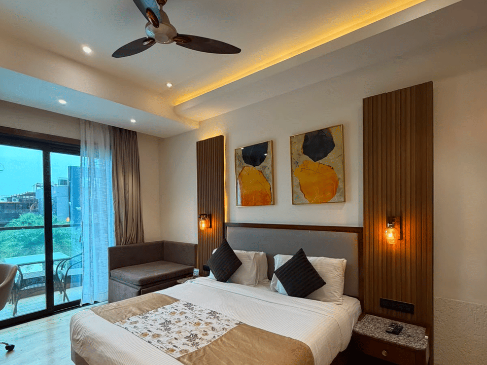 Skyline by Miraya, Executive Room, King bed with balcony access