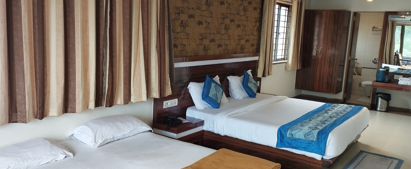 The Suite at Mountview Resort, furnished with two king size beds, air-conditioning, and a seating area.