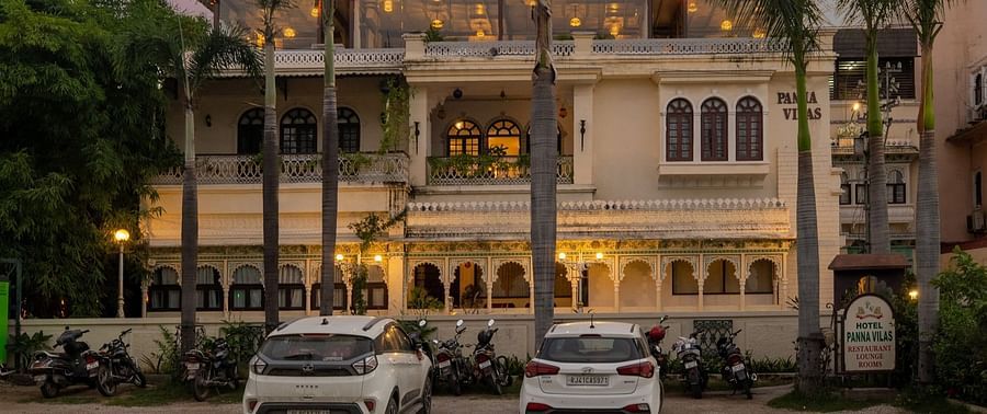 A facade view of Panna Vilas Palace, featuring cars parked infront the building| Panna Vilas Udaipur | Panna Vilas Udaipur