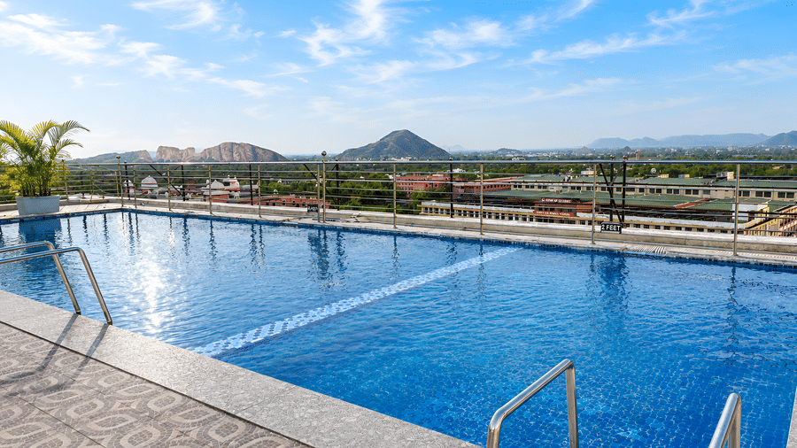Golden Tulip Kukas Pool 2