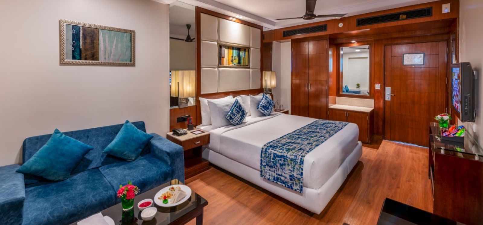Club Room King Bed (2)
