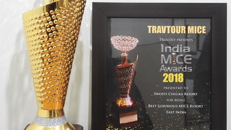 India MICE Award being given to Swosti Resorts team