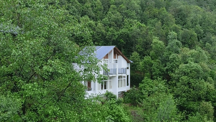 A building nestled in the greenery and perched on a hill | Ziran Retreat