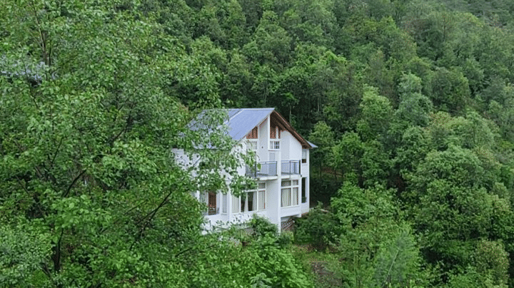 A building nestled in the greenery and perched on a hill | Ziran Retreat