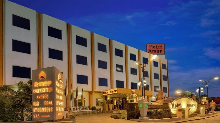 Overview image of the facade of Hotel Amar with the name written on the board