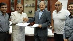 Anil-Madhok-centre-during-the-signing  Sarovar Hotels  Leading chain of hotels in India