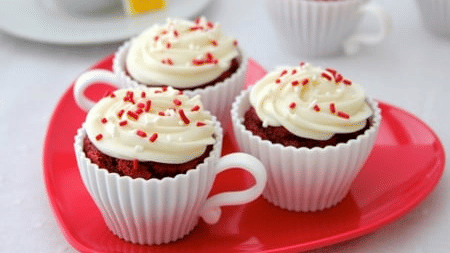 3 cupcakes kept on display