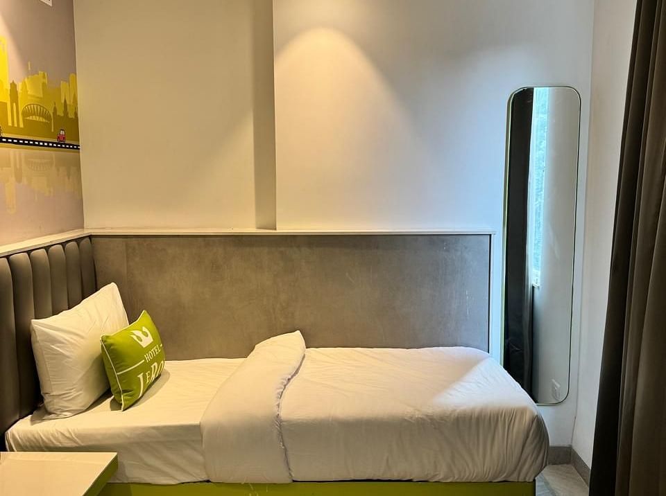 Picture featuring the interior view of Single Deluxe room - Hotel Le ROI Express, Karol Bagh