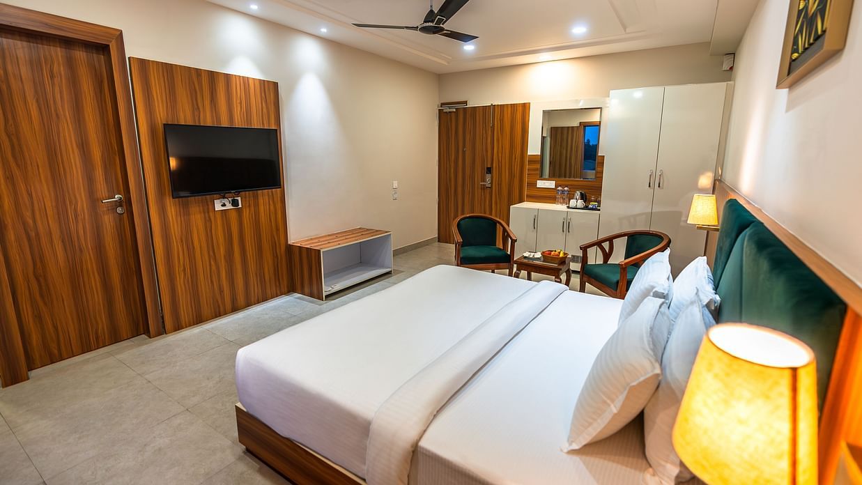 executive room bed with table lamp and room amenities